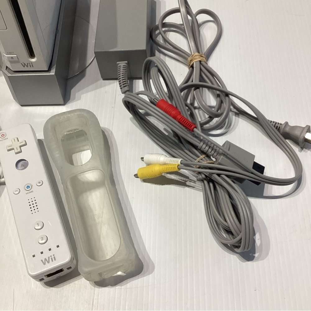 White Nintendo Wii Console System Bundle w/ 8 Games Nunchuck TESTED!! - Picture 3 of 9